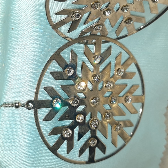 Snowflake Earrings...FunFun Fun! - Picture 2 of 5